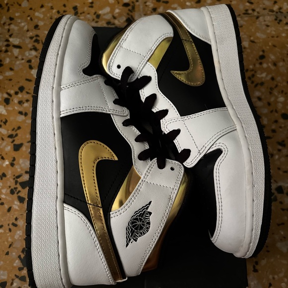 Air Jordan Mid White & Black with Gold Logo - Picture 2 of 4